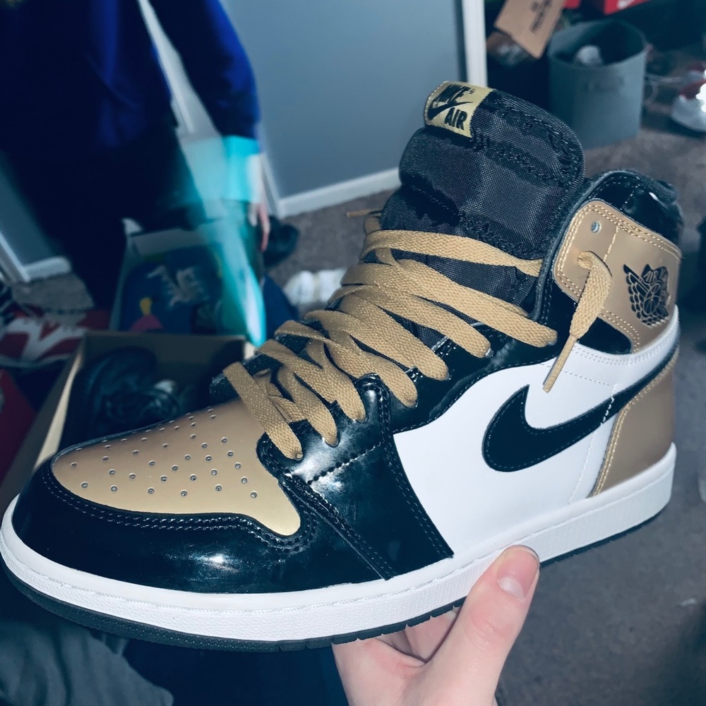 Retro 1 gold toes